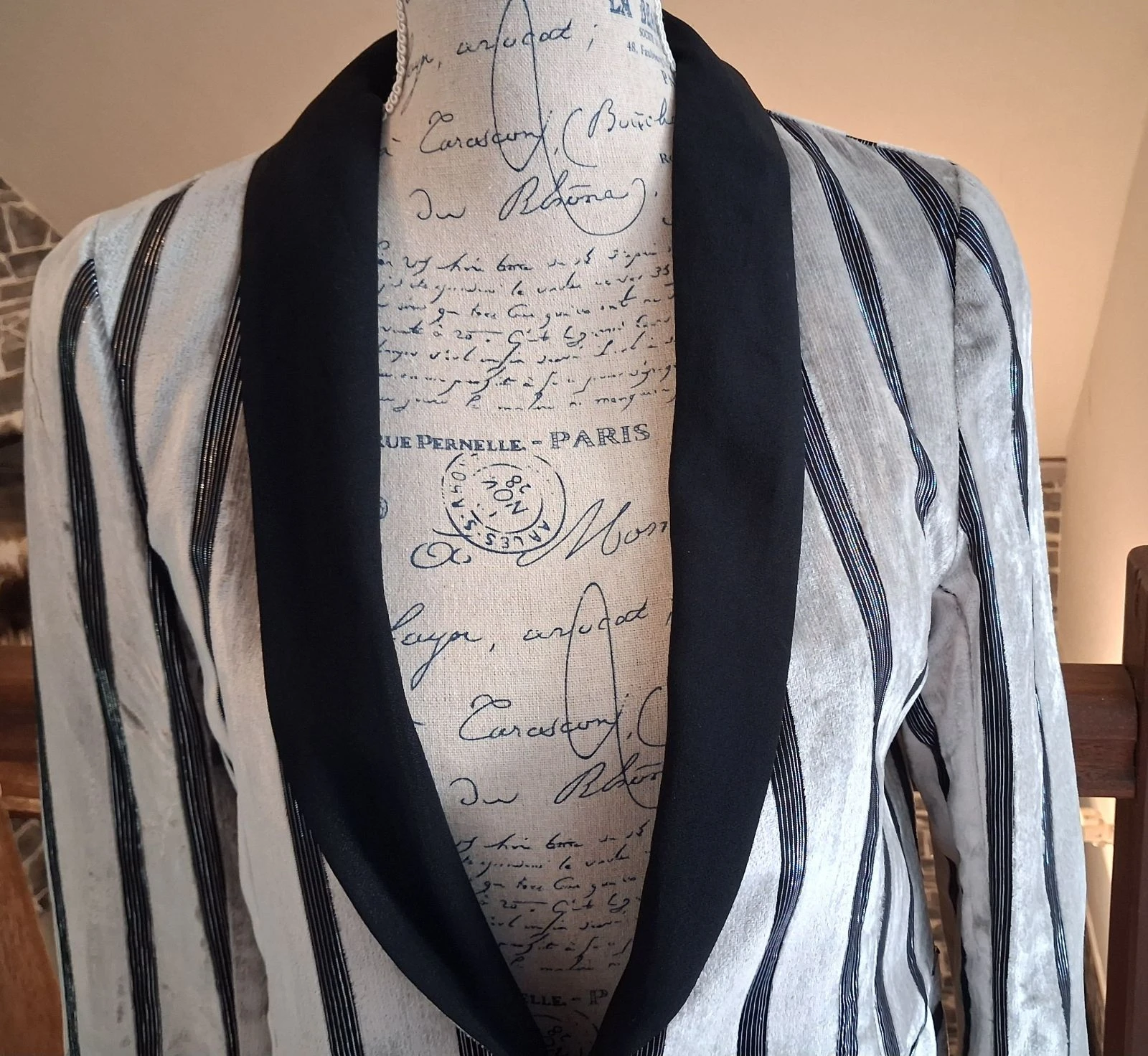 Blazer chic Ikks noir et argenté au toucher velours – photo 2